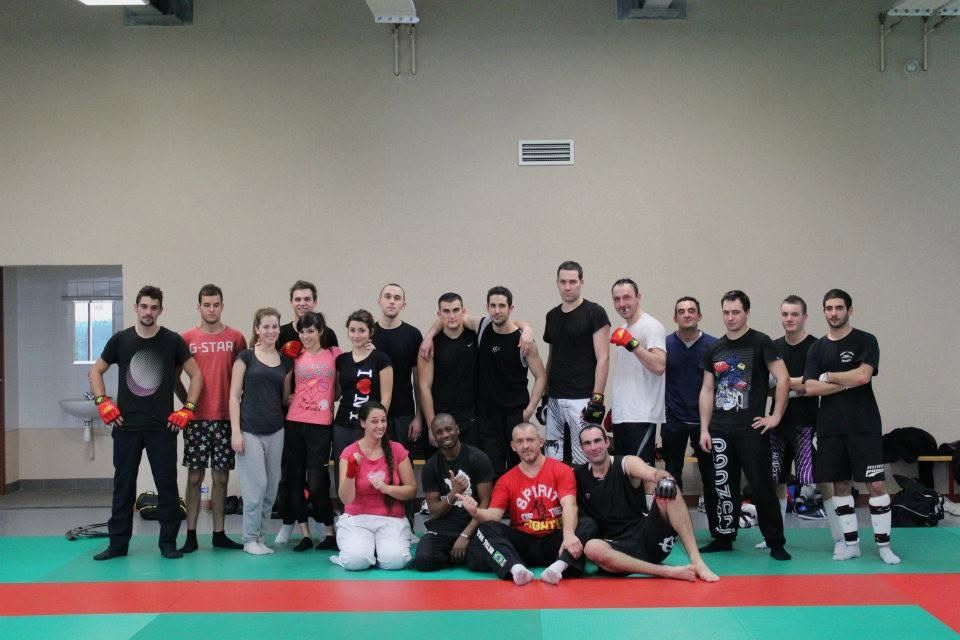 Groupe d'adultes du club de boxe après un entraînement