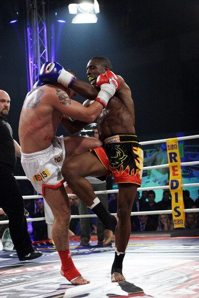 Échange de coups en kick-boxing