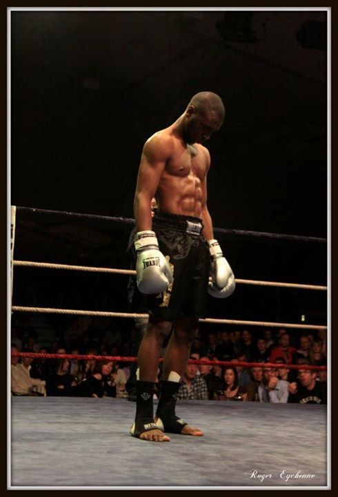 Modibo Diarra, concentré, seul sur le ring