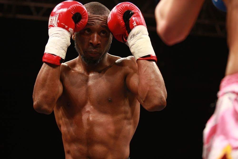 Modibo Diarra en garde, gants levés, sur le ring