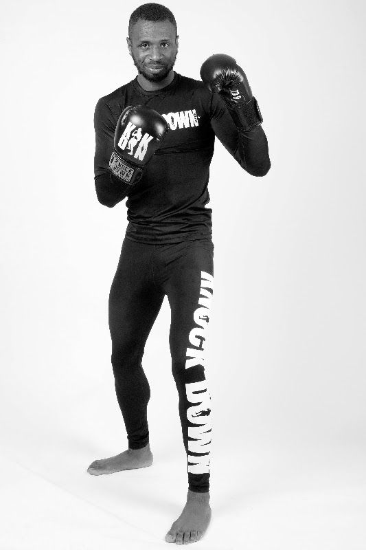 Portrait en studio de Modibo Diarra en tenue de boxe